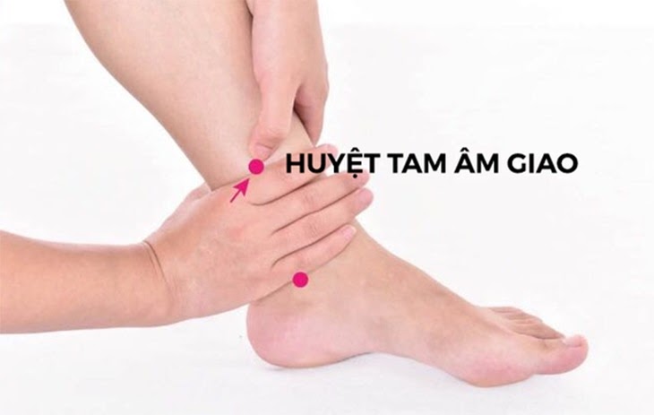 Xoa bóp bấm huyệt hỗ trợ điều trị tử cung lạnh.