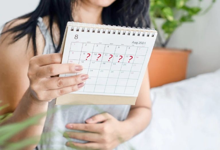 Hiện tượng chậm kinh ra khí hư nhiều do đâu?