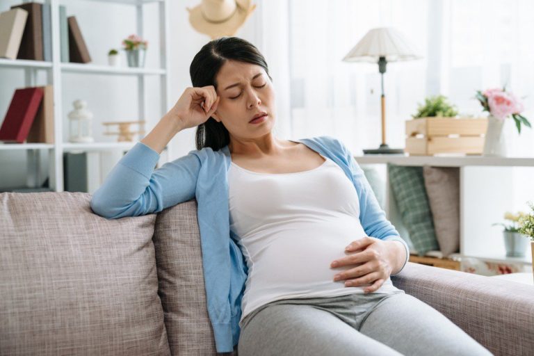 Khi gặp những cơn đau đầu nghiêm trọng, hoặc xảy ra trong thời gian dài, các chị em nên đi thăm khám với bác sĩ