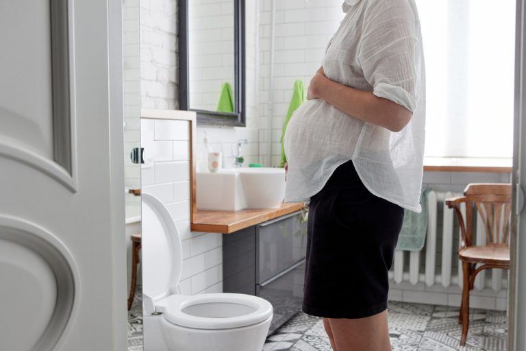 Đi tiểu thường xuyên, táo bón là những nỗi khó chịu mà nhiều chị em gặp phải khi có thai