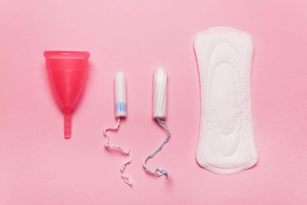 Sử dụng các sản phẩm hỗ trợ như băng vệ sinh, tampon, cốc nguyệt san,..