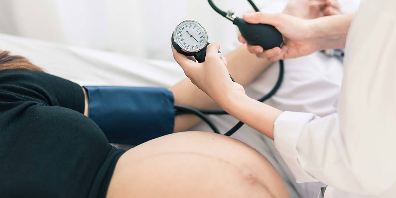 Vì sao ai mang bầu cũng cần sàng lọc tiền sản giật? 3 Kiểm tra huyết áp mỗi lần khám thai giúp mẹ bầu phát hiện bệnh tiền sản giật