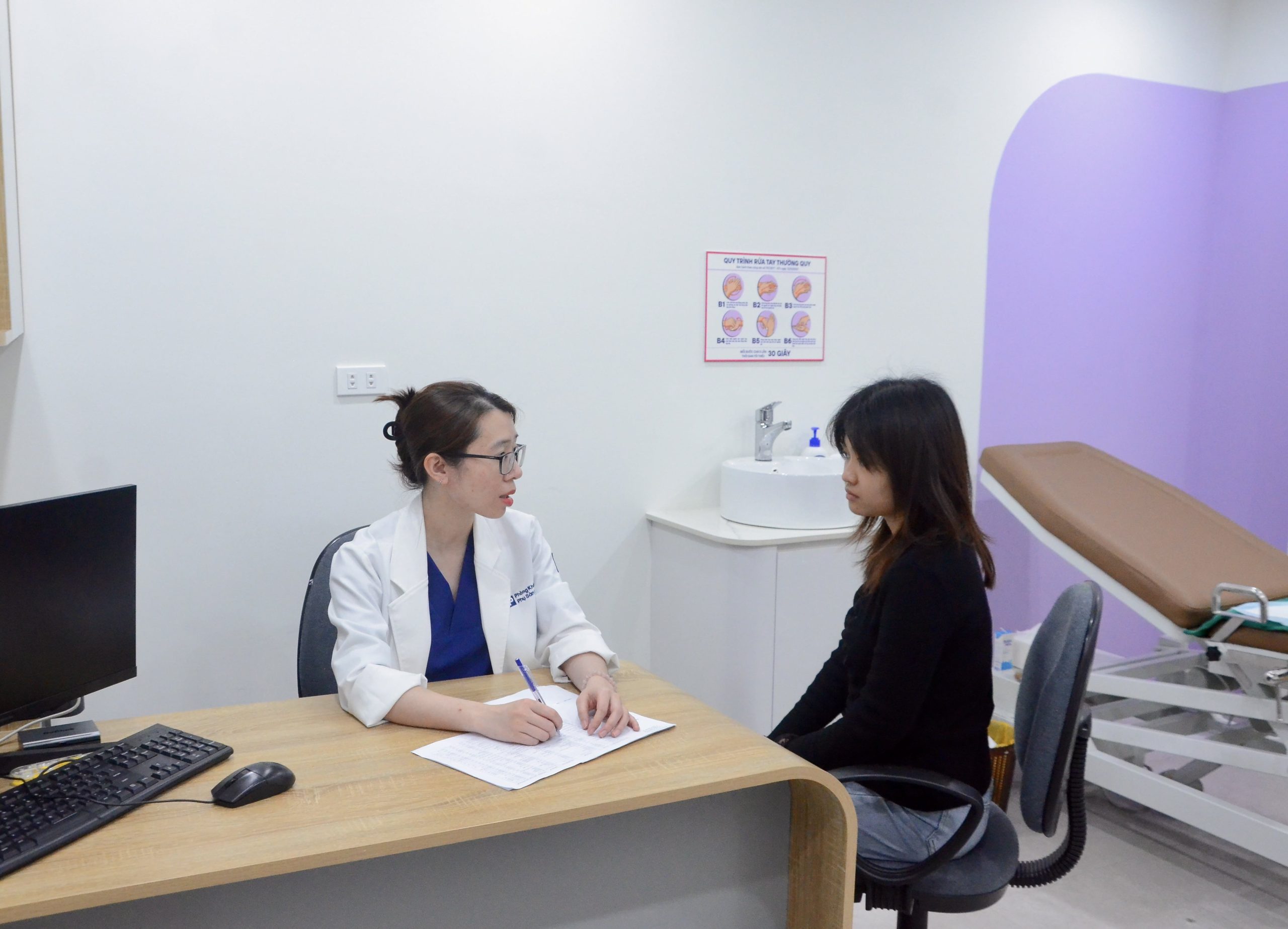 Thạc sĩ, bác sĩ Phạm Thị Mai Anh sẵn sàng tư vấn, giải thích chi tiết cho khách hàng khi thăm khám