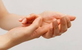 quan hệ bằng tay ra máu
