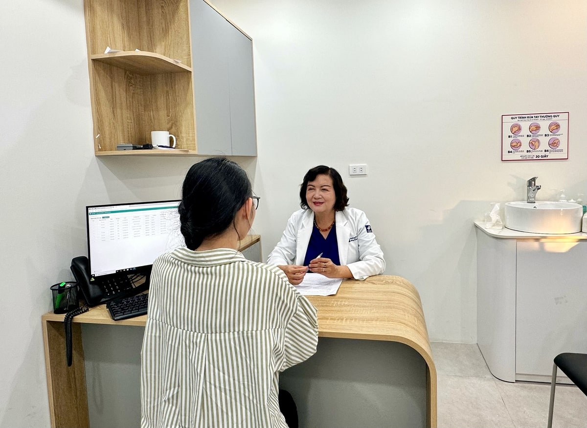 Thầy thuốc ưu tú, BSCKII Nguyễn Thị Hồng Minh được chị em tin tưởng về chuyên môn