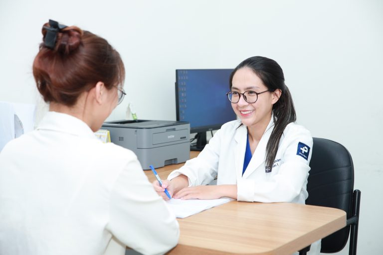 bác sĩ Dàm Thị Nụ dang thăm khám cho bệnh nhân