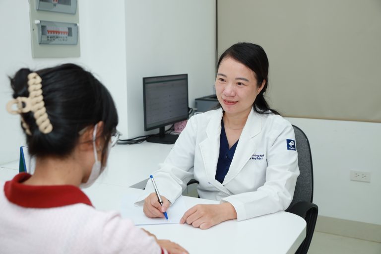 bác sĩ Vũ Thị Phương dang thăm khám cho bệnh nhân