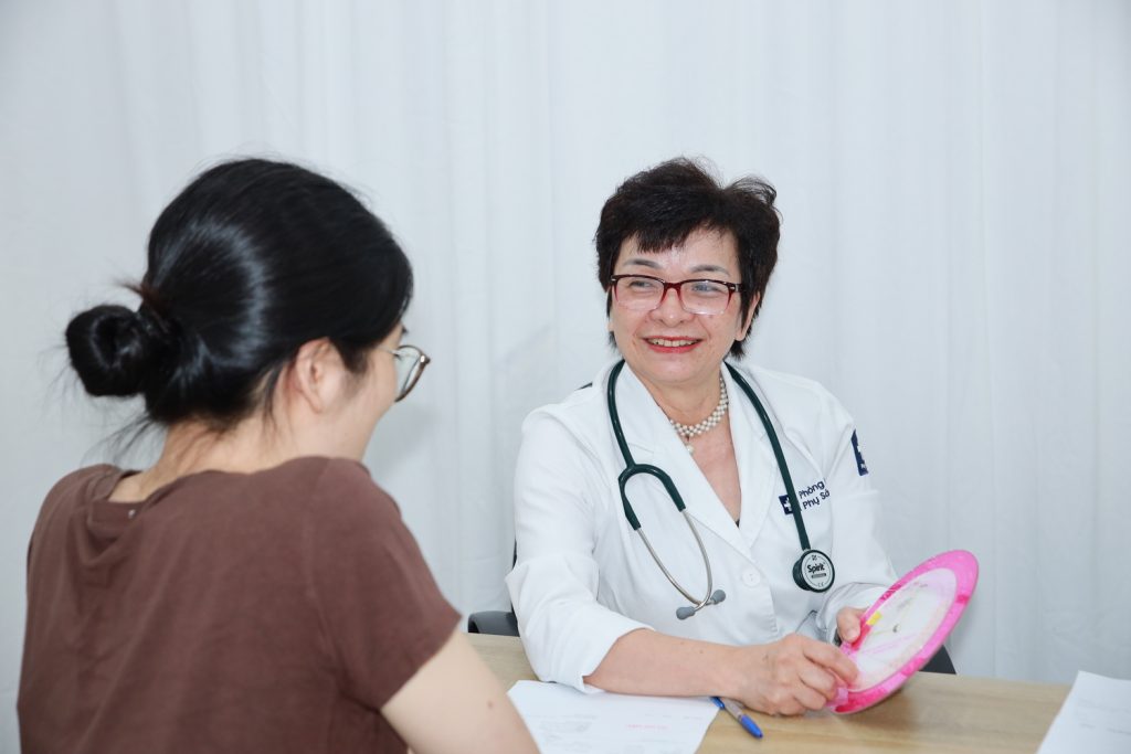 thạc sĩ bác sĩ Phạm Thị Quỳnh dang khám cho bệnh nhân
